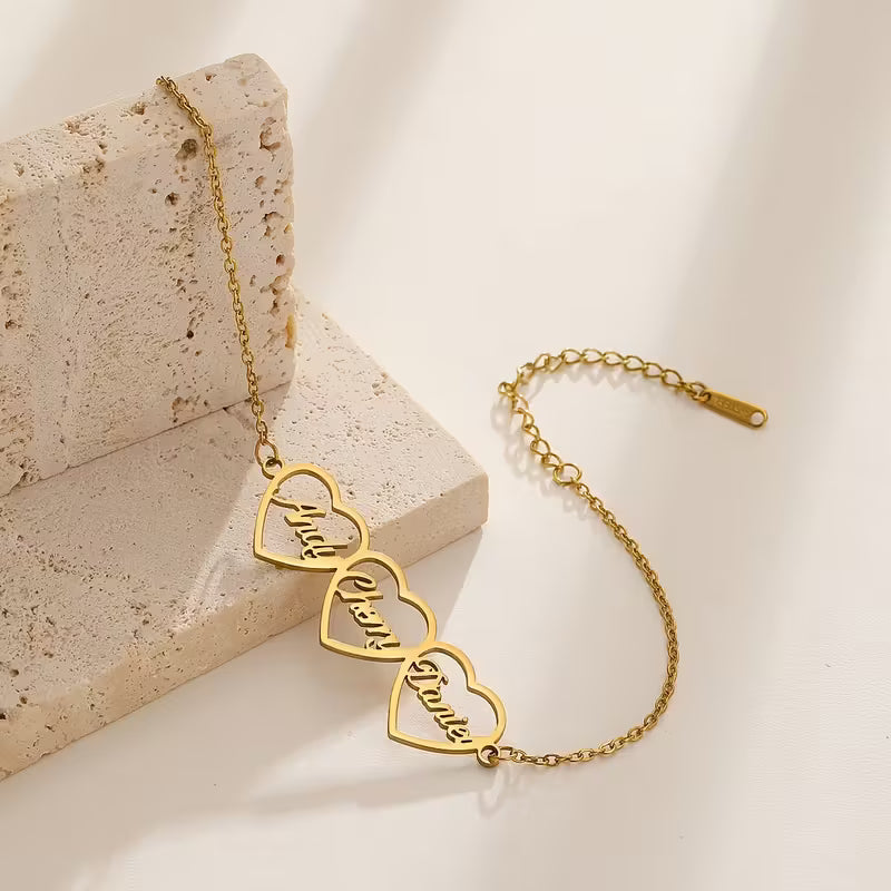 Kişiselleştirilmiş Kalp Bilekliği, Üçlü İsim Oyması ile Özel Takı | 925 Gümüş